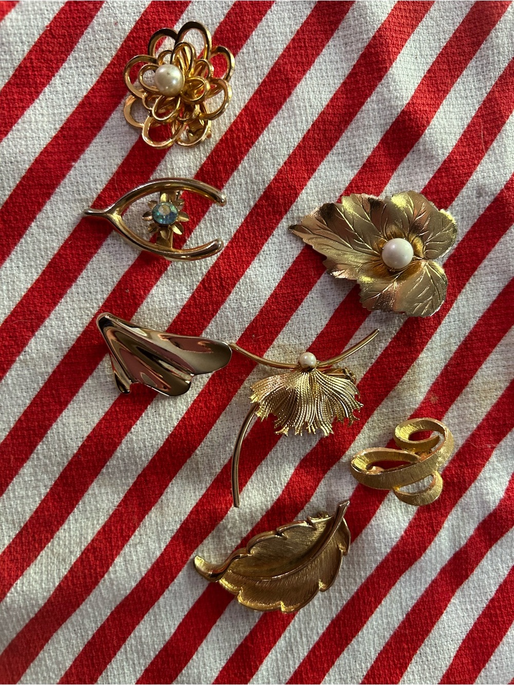 Gold-Tone Brooch Set - Elegant Women’s Jewelry 8 in lot.